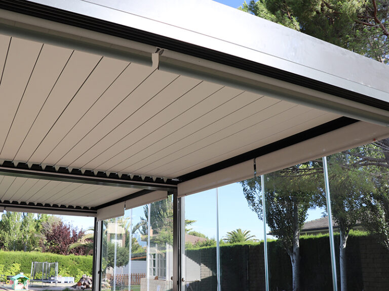 ¡Transforma tus espacios con Acuglass: la solución definitiva en cortinas de cristal!